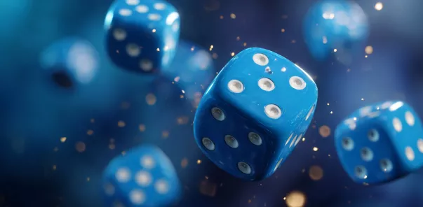 ChinChin Casino: Poker masasında kartları karıştıran krupiye